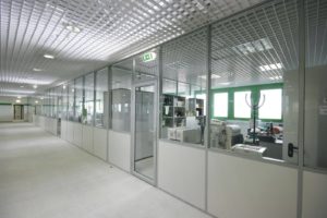 Комбинированная алюминиевая перегородка со стеклом